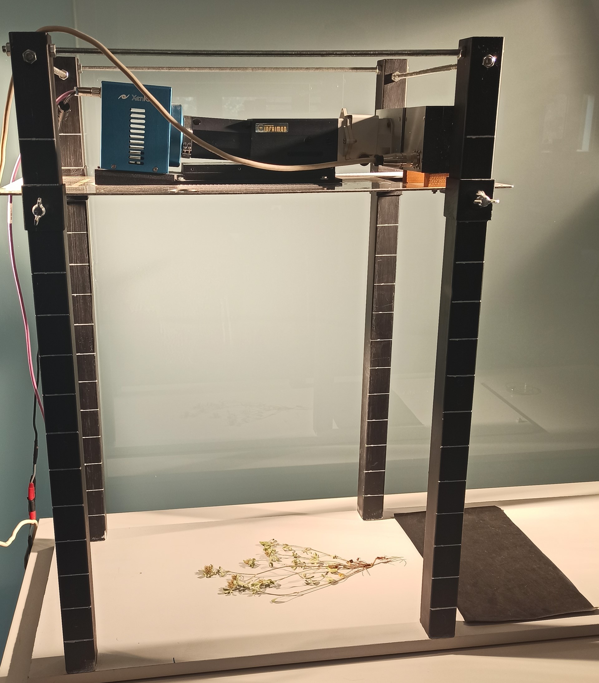 NIR-SWIR hyperspectral camera with scanning system